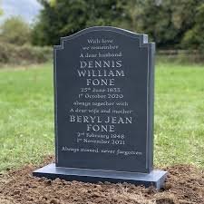 Luxuryy Heart-Shaped Granite Headstone